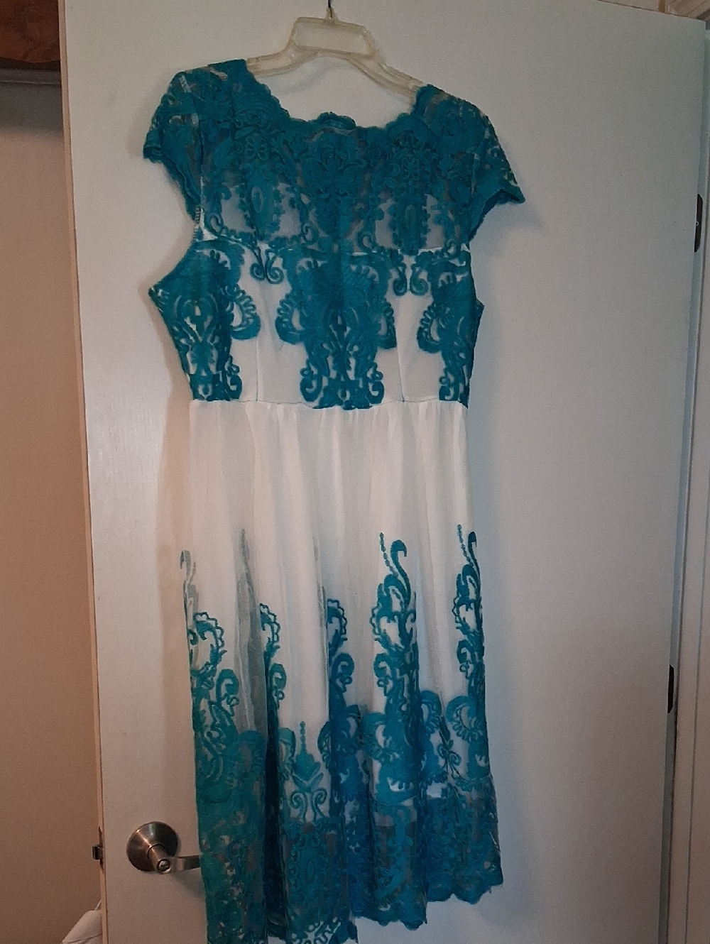 👗Teal Lace Overlay White Midi Dress
